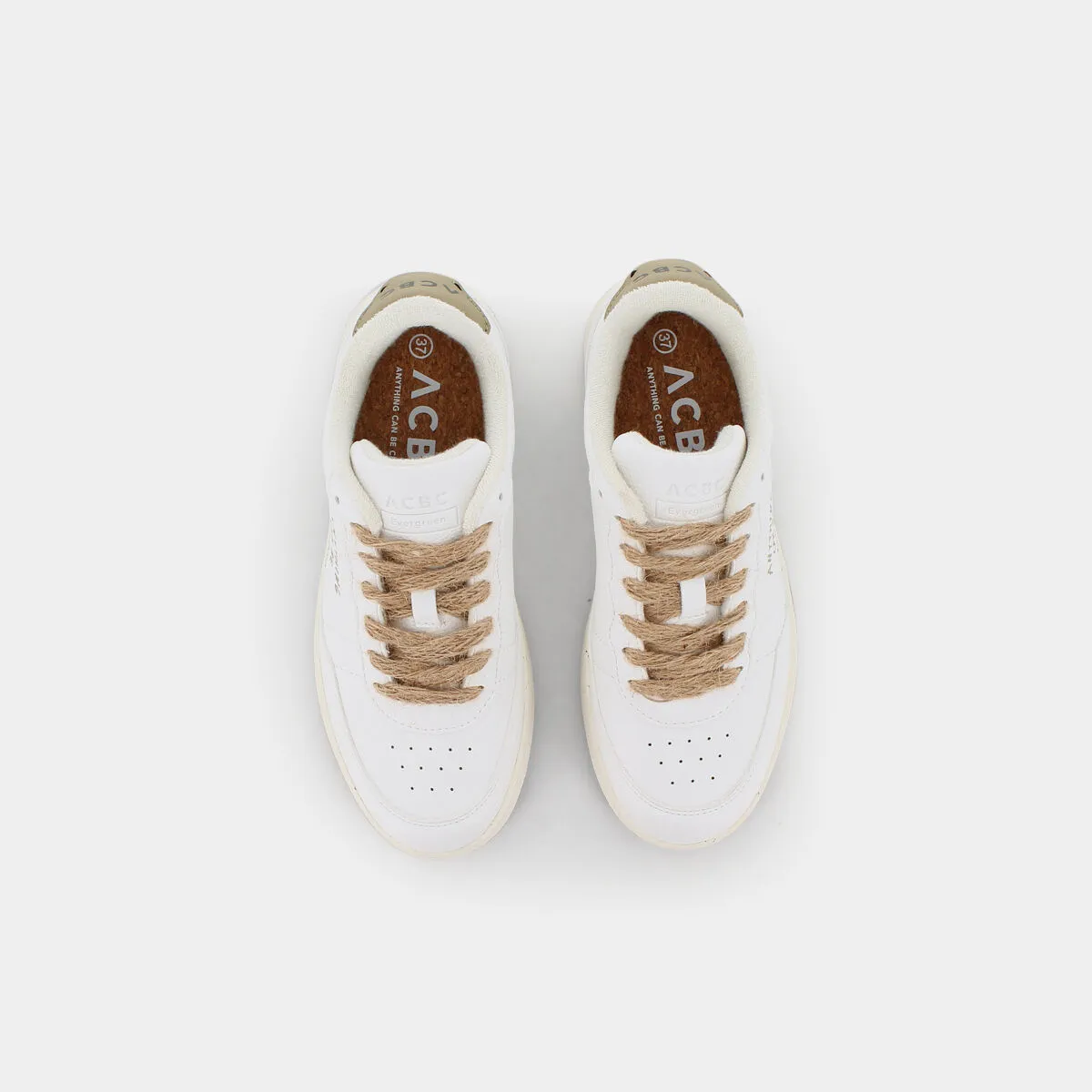 Evergreen white coffee sneakers - Result: Classic white coffee sneakers, timeless and versatile.