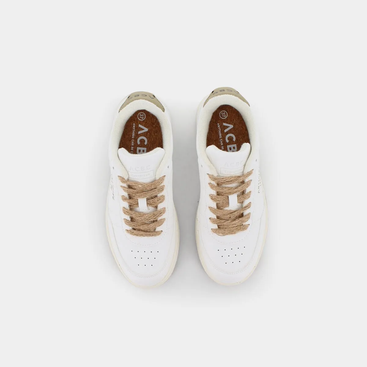 Evergreen white coffee sneakers - Result: Classic white coffee sneakers, timeless and versatile.